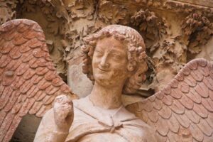 Smiling Angel – Reims Katedrali, Fransa (1236–1245) bu pis pis gülen melek
